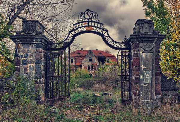 Abandoned-Places-In-The-World-Overgrown-palace-poland