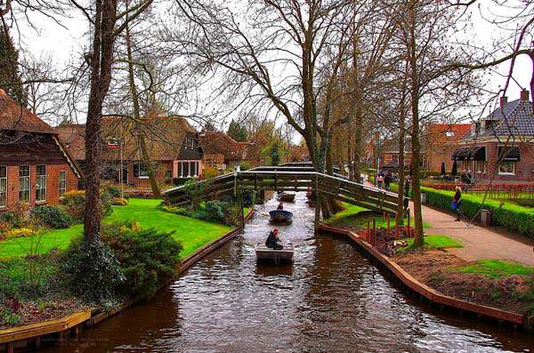 Amazing-Most-Beautiful-Places-In-The-World-Giethoorn-Netherlands